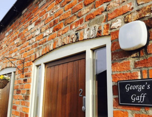 George's Gaff - Wressle Grange cottage exterior